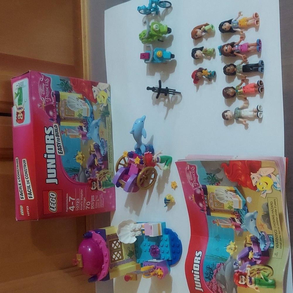 Lego Juniors 107.23 Ariels Dolphin Carraiage + 8 friends with Bikes, Scooters